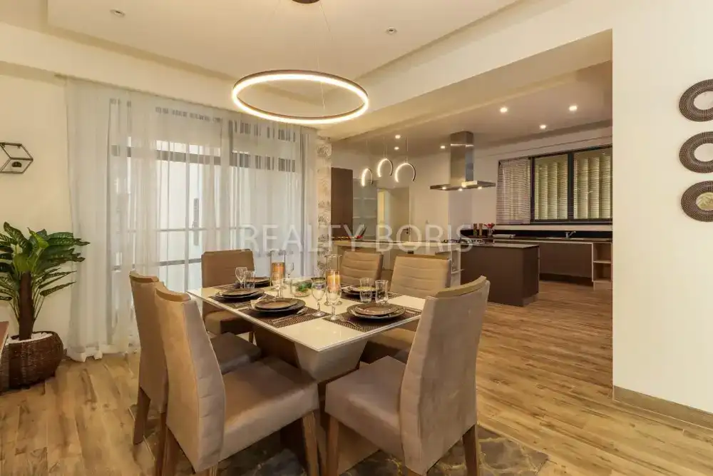 CONTEMPORARY 4 BEDROOM IN RIVERSIDE