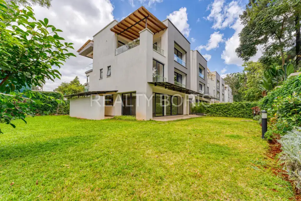 LUXURIOUS 4 BEDROOM VILLA IN LAVINGTON — Lavington