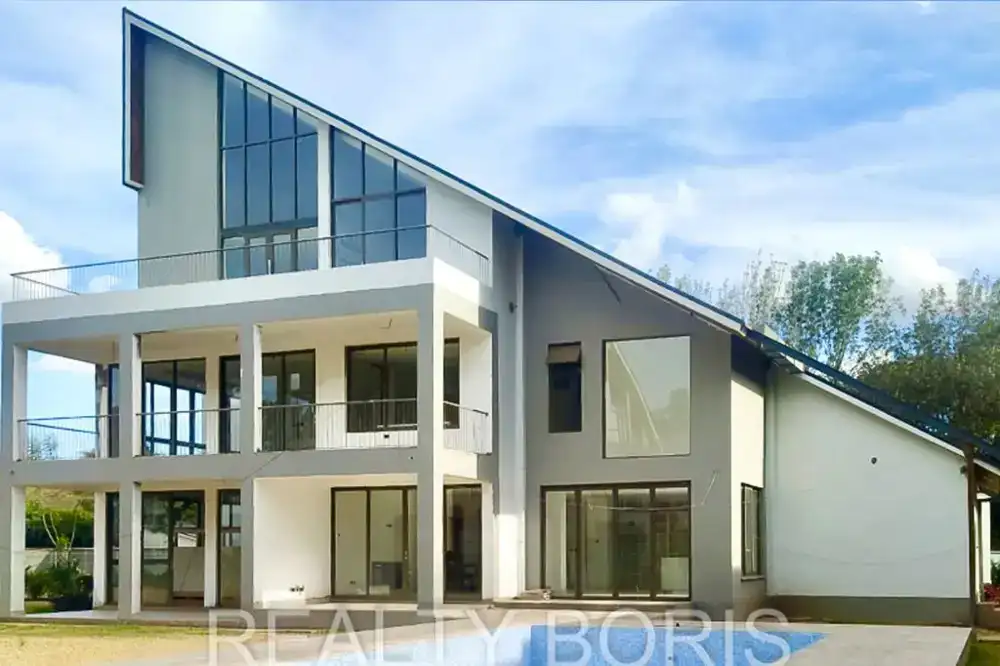 EXQUISITE 6 BEDROOM TOWNHOUSE IN KAREN — Karen
