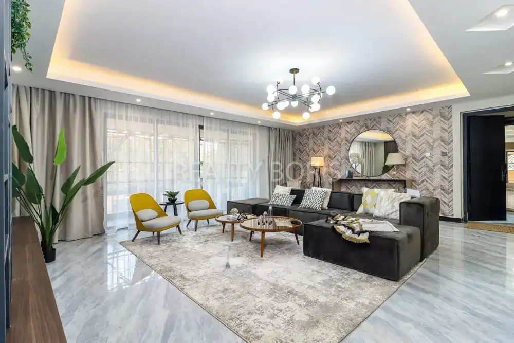LUXURIOUS 4 BEDROOM IN LAVINGTON