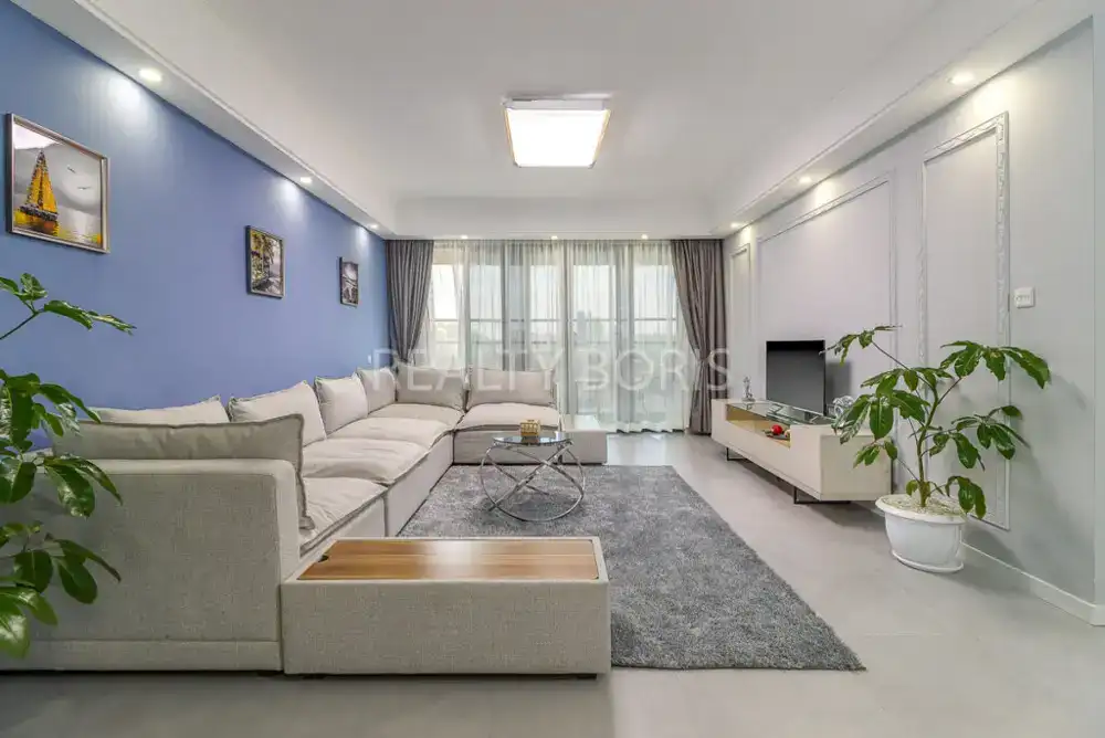 LUXURIOUS 4 BEDROOM IN LAVINGTON — Lavington