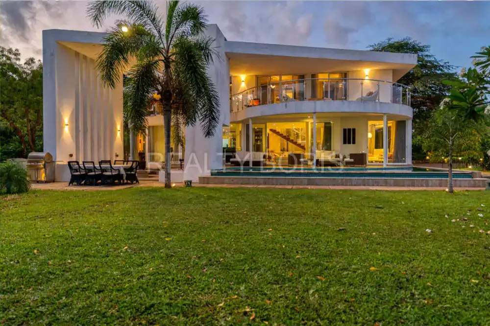 LUXURIOUS 4 BEDROOM PLUS DSQ VILLA IN VIPINGO — Vipingo