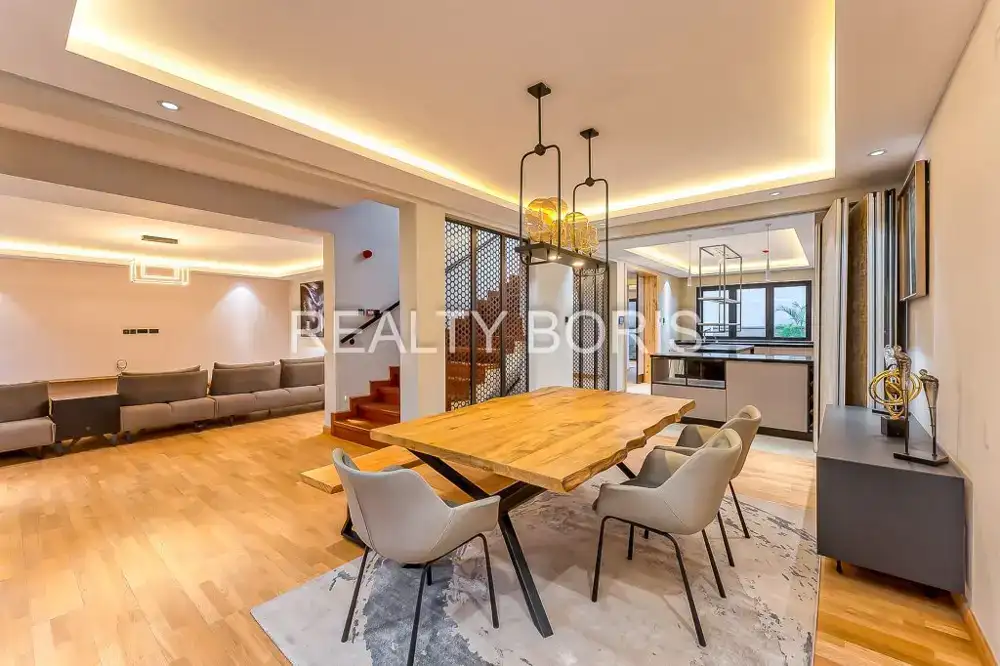 LUXURIOUS 4 BEDROOM SMART HOME IN LAVINGTON — Lavington