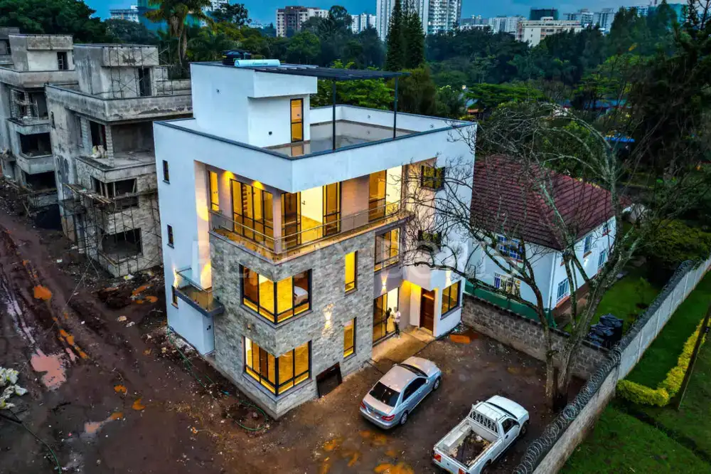 LUXURIOUS 4 BEDROOM TOWNHOUSE IN LAVINGTON