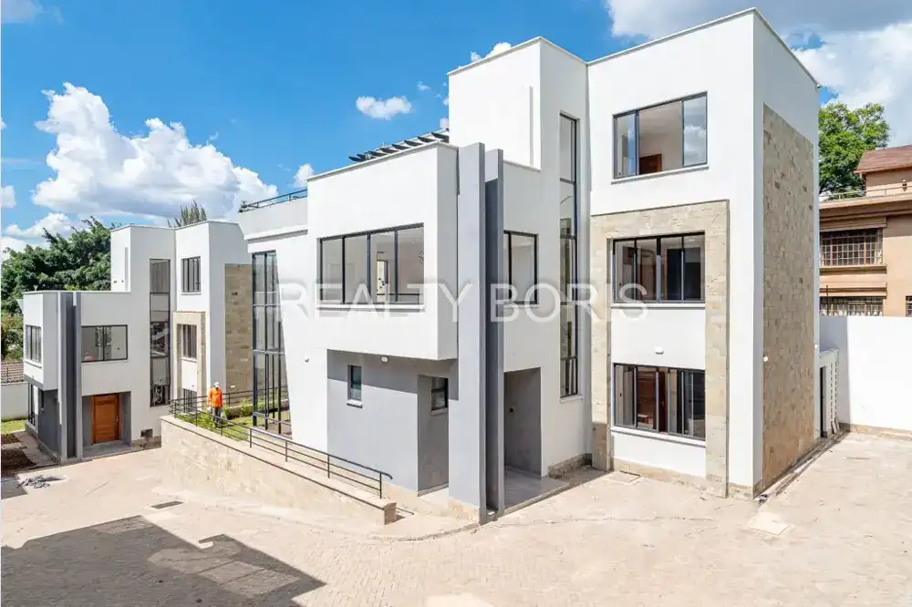 LUXURIOUS 5 BEDROOM IN LAVINGTON