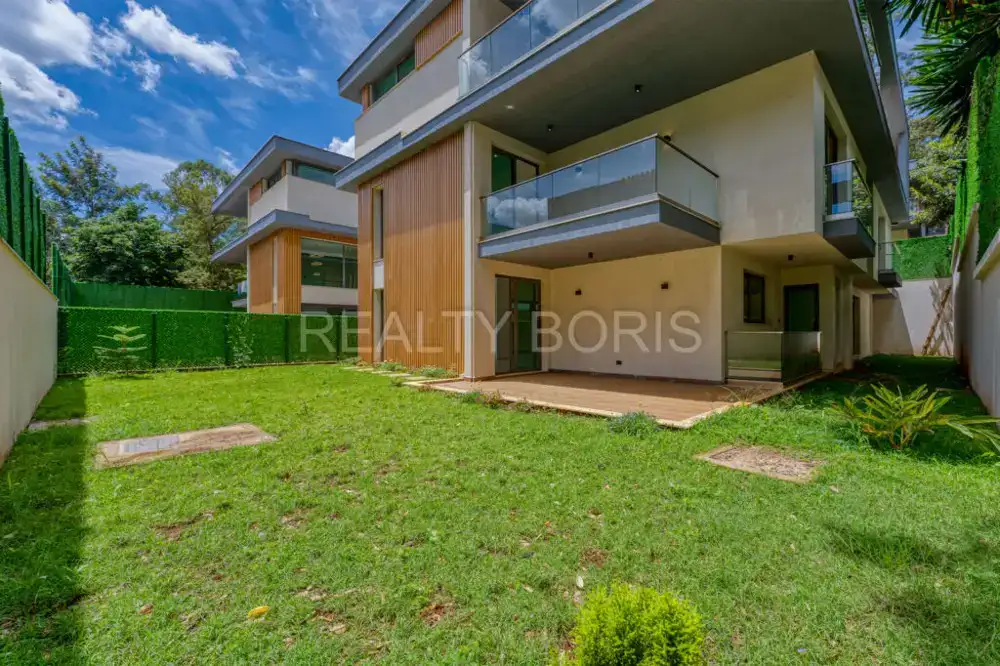 LUXURIOUS 5 BEDROOM VILLA IN LAVINGTON