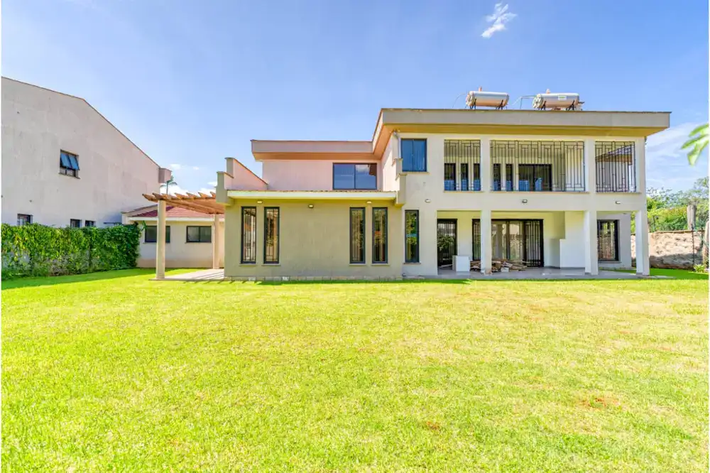 LUXURIOUS 6 BEDROOM VILLA IN LAVINGTON — Lavington